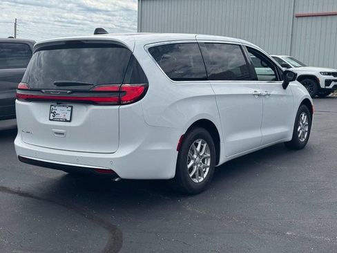 New 2027 Chrysler Pacifica Select FWD image 3