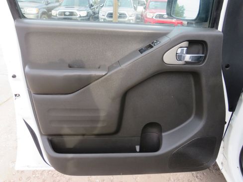 Used 2018 Nissan Frontier SV image 9