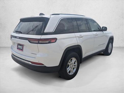 Certified 2024 Jeep Grand Cherokee Laredo RWD image 5