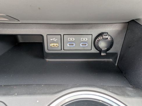 Used 2022 Toyota Highlander XLE AWD/4WD image 25