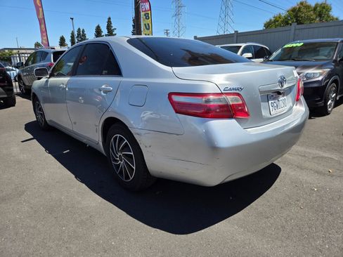 Used 2009 Toyota Camry LE FWD image 2