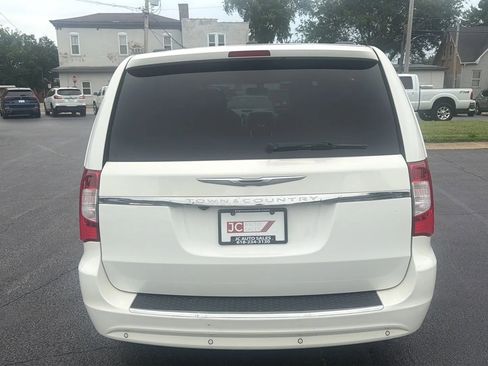 Used 2011 Chrysler Town & Country Touring-L w/ Entertainment Group #2 FWD image 6