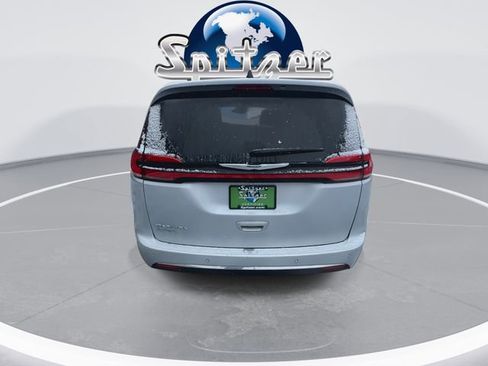Used 2024 Chrysler Pacifica Touring-L image 8