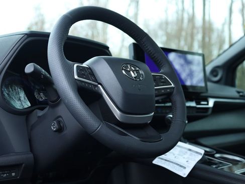 Used 2025 Toyota Sienna Platinum image 33