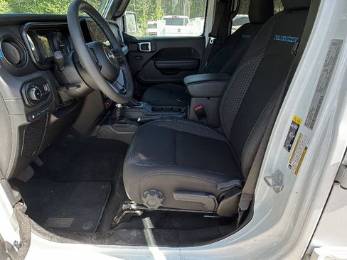 Used 2025 Jeep Wrangler Unlimited Rubicon 4xe w/ Convenience Group AWD/4WD image 16