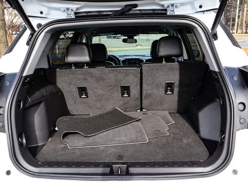 Used 2023 GMC Terrain SLT image 33