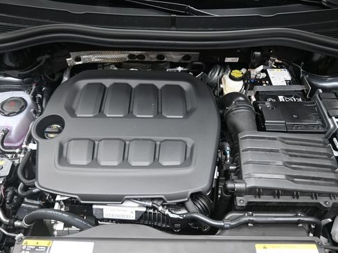Used 2025 Volkswagen Tiguan SE FWD image 32