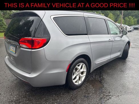 Used 2017 Chrysler Pacifica Touring-L w/ Tire & Wheel Group FWD image 4