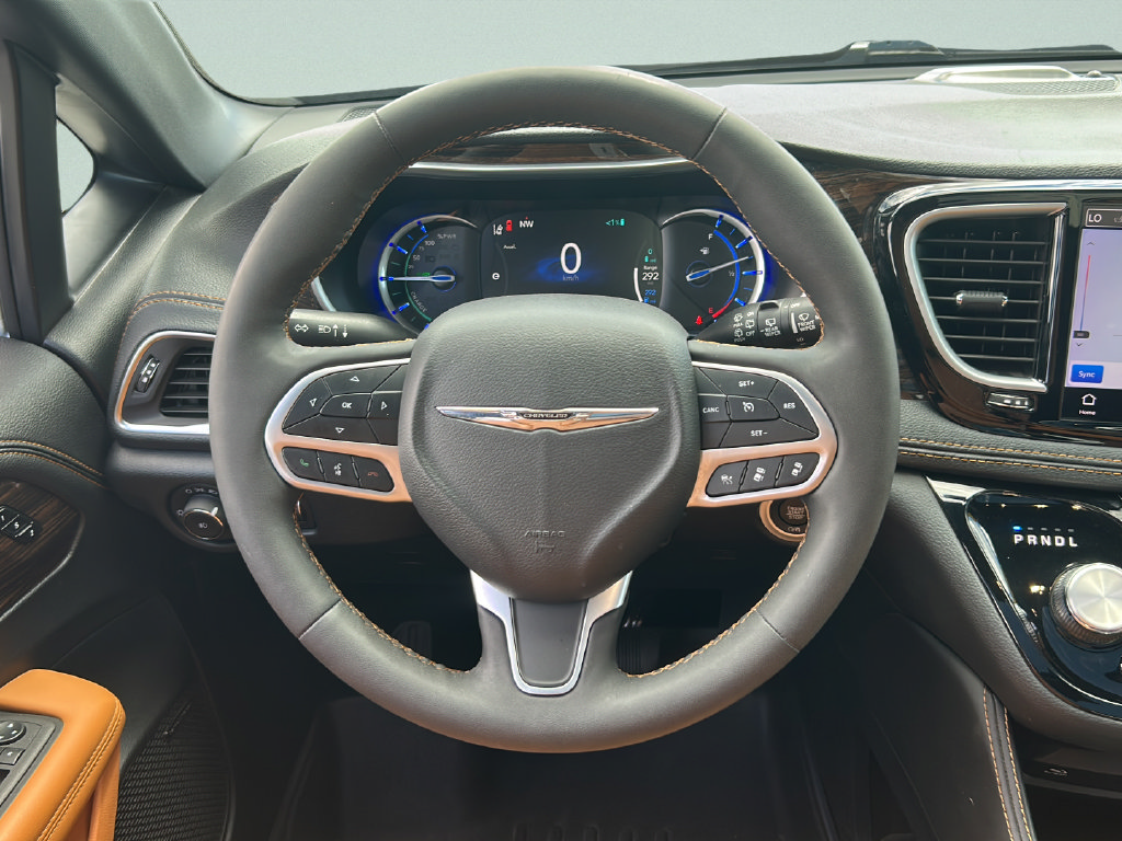 Used 2023 Chrysler Pacifica Pinnacle FWD image 17