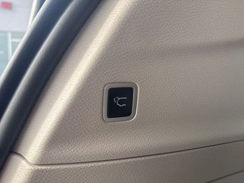 Used 2024 Chrysler Pacifica Limited image 16