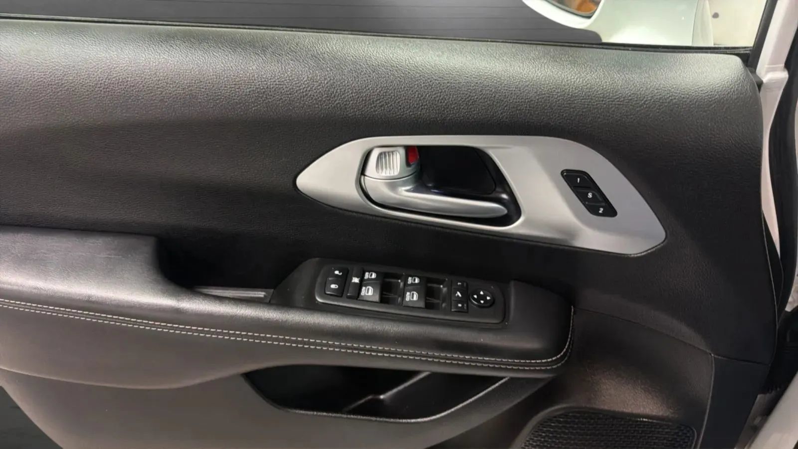 Used 2018 Chrysler Pacifica Limited w/ Advanced Safetytec Group FWD image 23