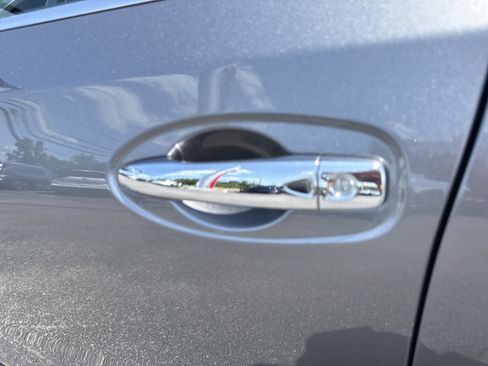 Used 2018 Nissan Rogue SV AWD/4WD image 18