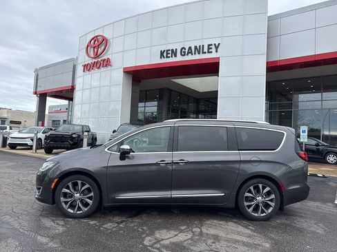 Used 2017 Chrysler Pacifica Limited image 2