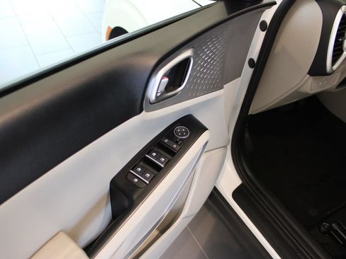 Used 2025 Kia Soul LX FWD image 27
