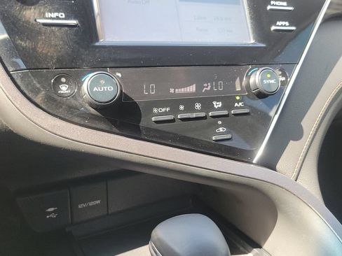 Used 2018 Toyota Camry XLE FWD image 19