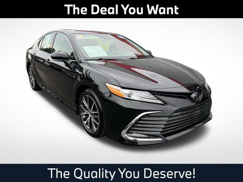 Used 2021 Toyota Camry XLE FWD image 1