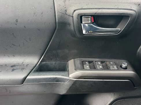 Used 2017 Toyota Tacoma TRD Off-Road w/ Premium & Technology Package image 10