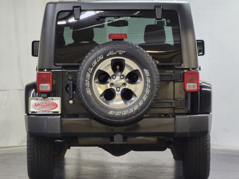 Used 2017 Jeep Wrangler Unlimited Sahara w/ Connectivity Group AWD/4WD image 6