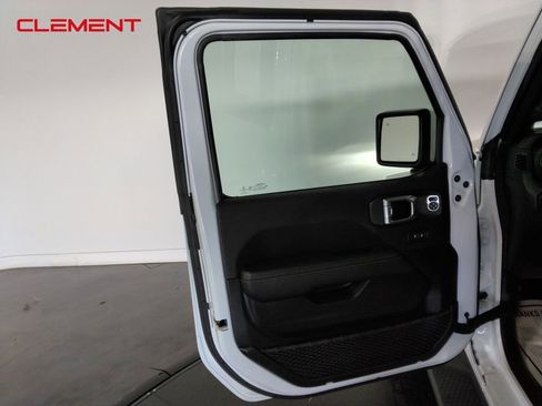 Used 2022 Jeep Wrangler Unlimited Sahara image 28