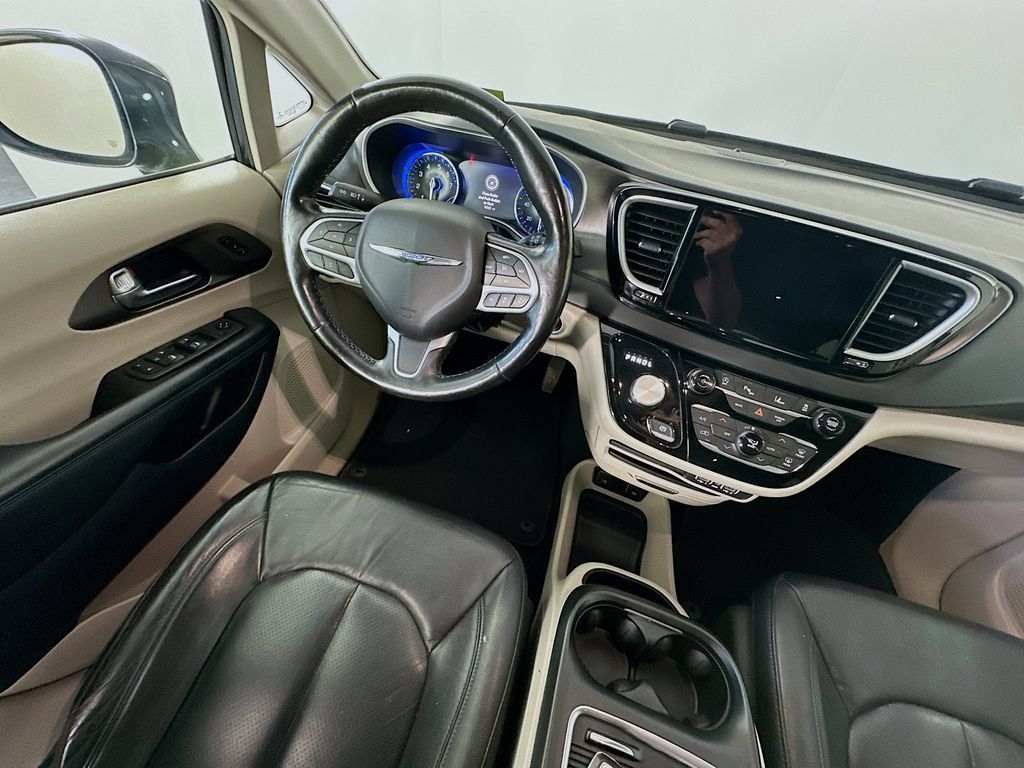 Used 2021 Chrysler Pacifica Touring-L FWD image 9