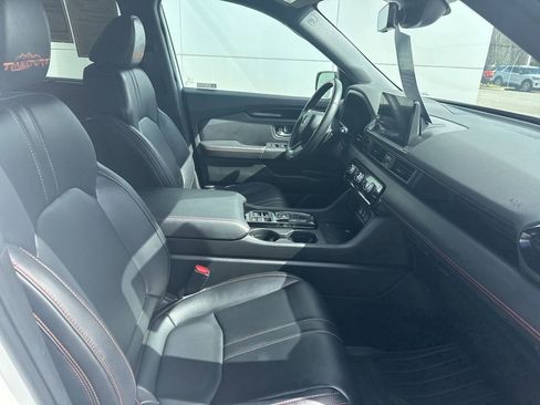 Used 2023 Honda Pilot TrailSport image 32