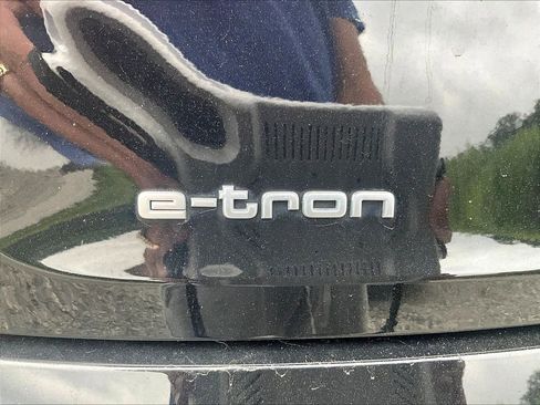 Used 2022 Audi e-tron Premium Plus w/ Premium Plus Package image 8