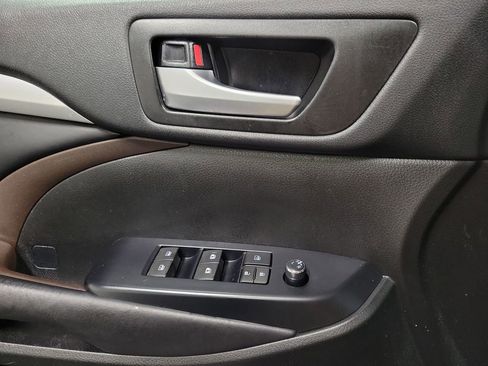 Used 2017 Toyota Highlander XLE AWD/4WD image 19