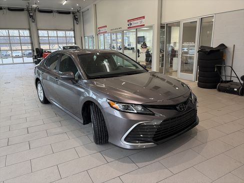 Used 2023 Toyota Camry LE image 3
