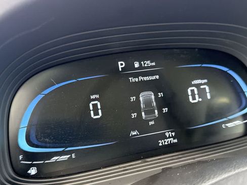 Used 2025 Hyundai Venue SEL FWD image 16
