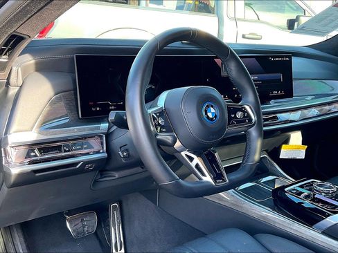 Used 2025 BMW i7 xDrive60 w/ Executive Package image 17