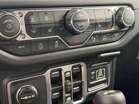 Used 2026 Jeep Wrangler Unlimited Sahara AWD/4WD image 18