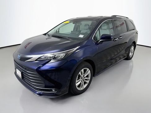 Used 2025 Toyota Sienna XLE w/ XLE Plus Package AWD/4WD image 3