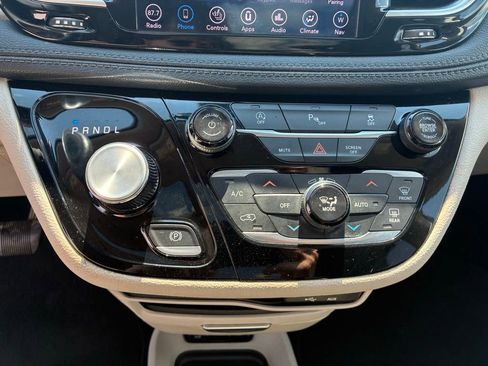 Used 2019 Chrysler Pacifica Limited FWD image 20