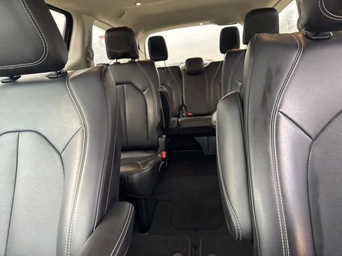 Used 2024 Chrysler Pacifica Touring-L image 25