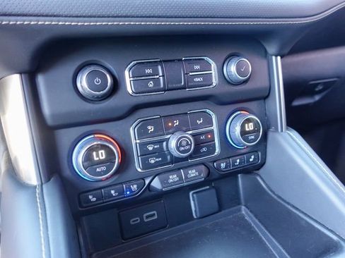 Used 2024 Chevrolet Suburban Premier AWD/4WD image 21