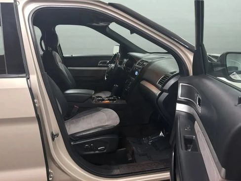 Used 2017 Ford Explorer XLT w/ Equipment Group 202A FWD image 22