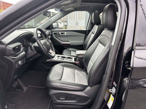 Used 2022 Ford Explorer XLT w/ Equipment Group 202A AWD/4WD image 12