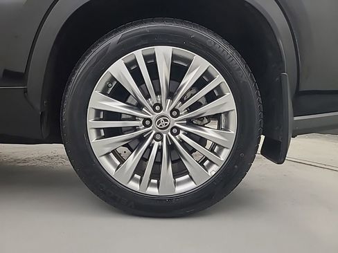 Used 2025 Toyota Highlander Platinum AWD/4WD image 11