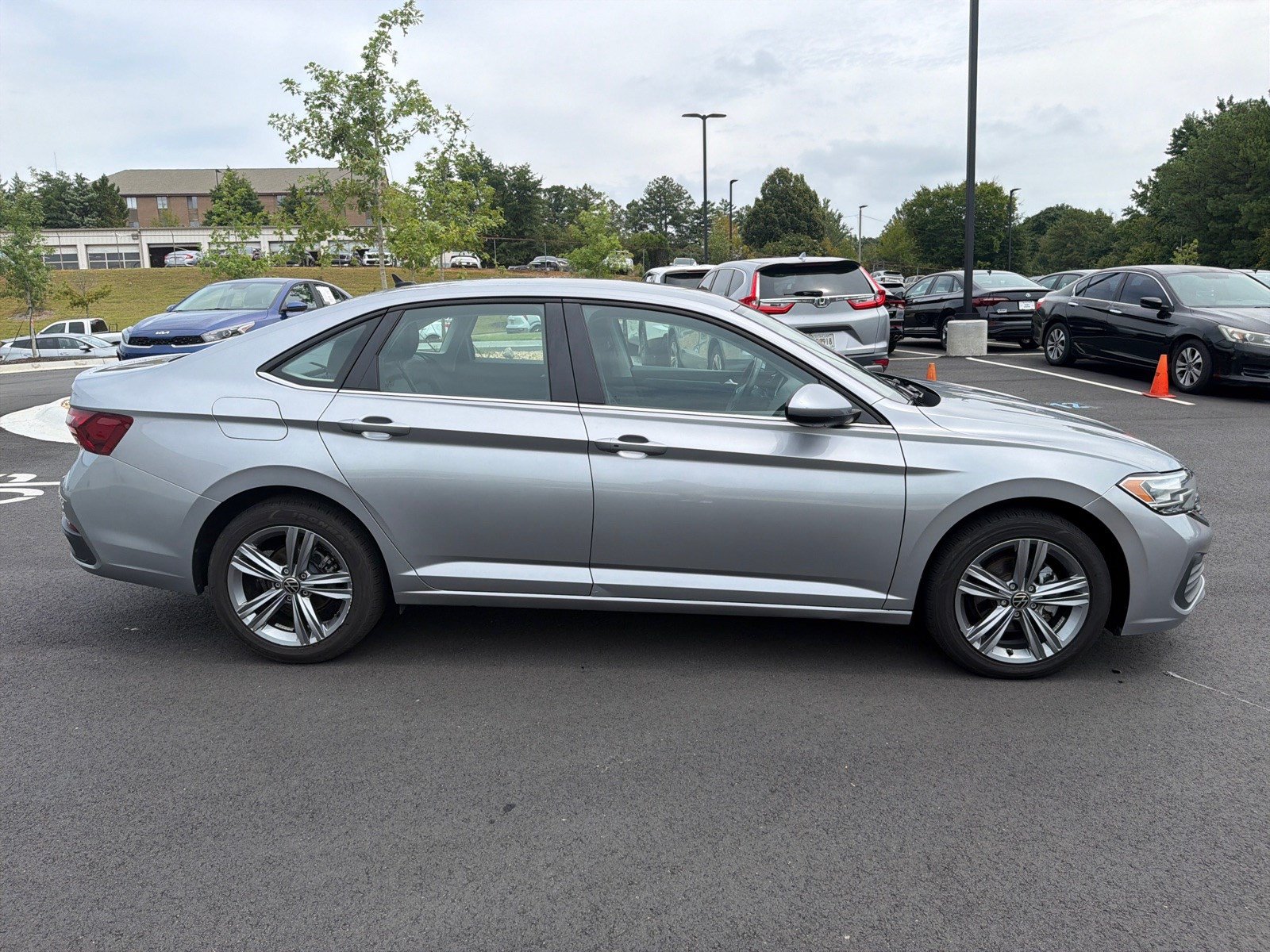 Used 2024 Volkswagen Jetta SE FWD image 8