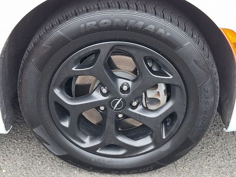 Certified 2024 Chrysler Pacifica Limited FWD image 9