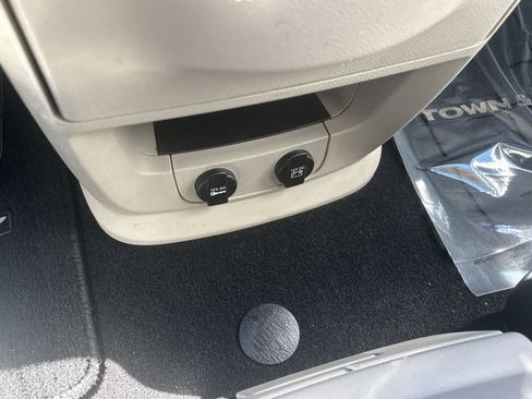 Used 2015 Chrysler Town & Country Touring FWD image 25