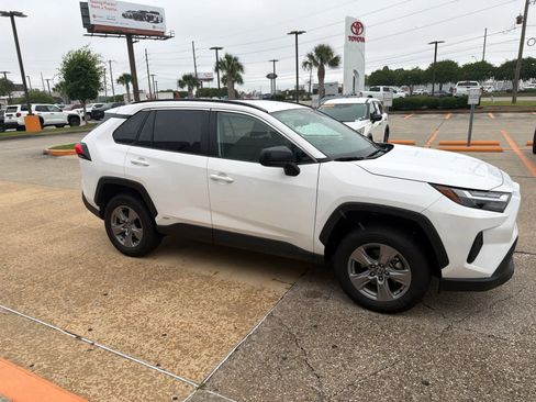 Used 2025 Toyota RAV4 LE AWD/4WD image 8