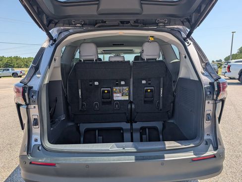 Used 2024 Toyota Sienna XLE FWD image 33