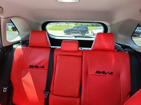 Used 2019 Toyota RAV4 LE FWD image 15