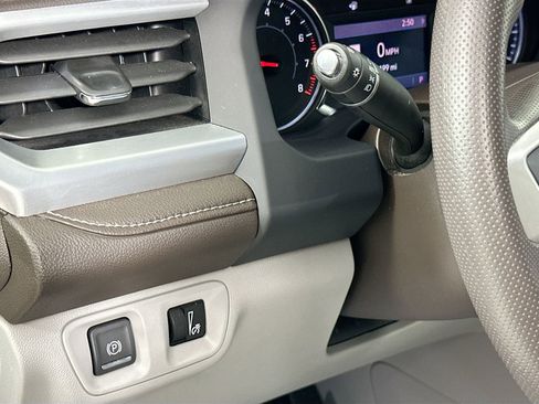 Used 2023 GMC Acadia SLE w/ Driver Convenience Package image 11