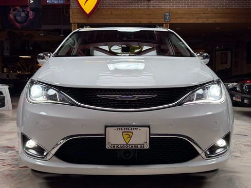 Used 2018 Chrysler Pacifica Limited w/ Tire & Wheel Group FWD image 7