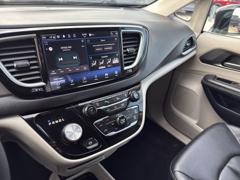 Used 2024 Chrysler Pacifica Touring-L image 20