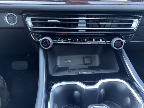 Used 2025 Chevrolet Traverse RS image 27