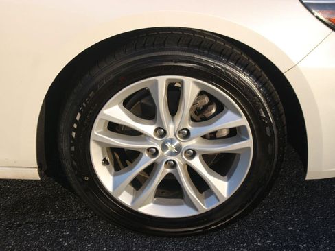 Used 2017 Chevrolet Malibu LT FWD image 32