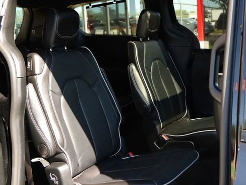Used 2025 Chrysler Pacifica Limited FWD image 46